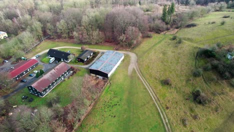 Dron-Volando-Sobre-Una-Pequeña-Zona-Agrícola-Rural-En-Las-Afueras-De-Bristol-Rodeada-De-Campo