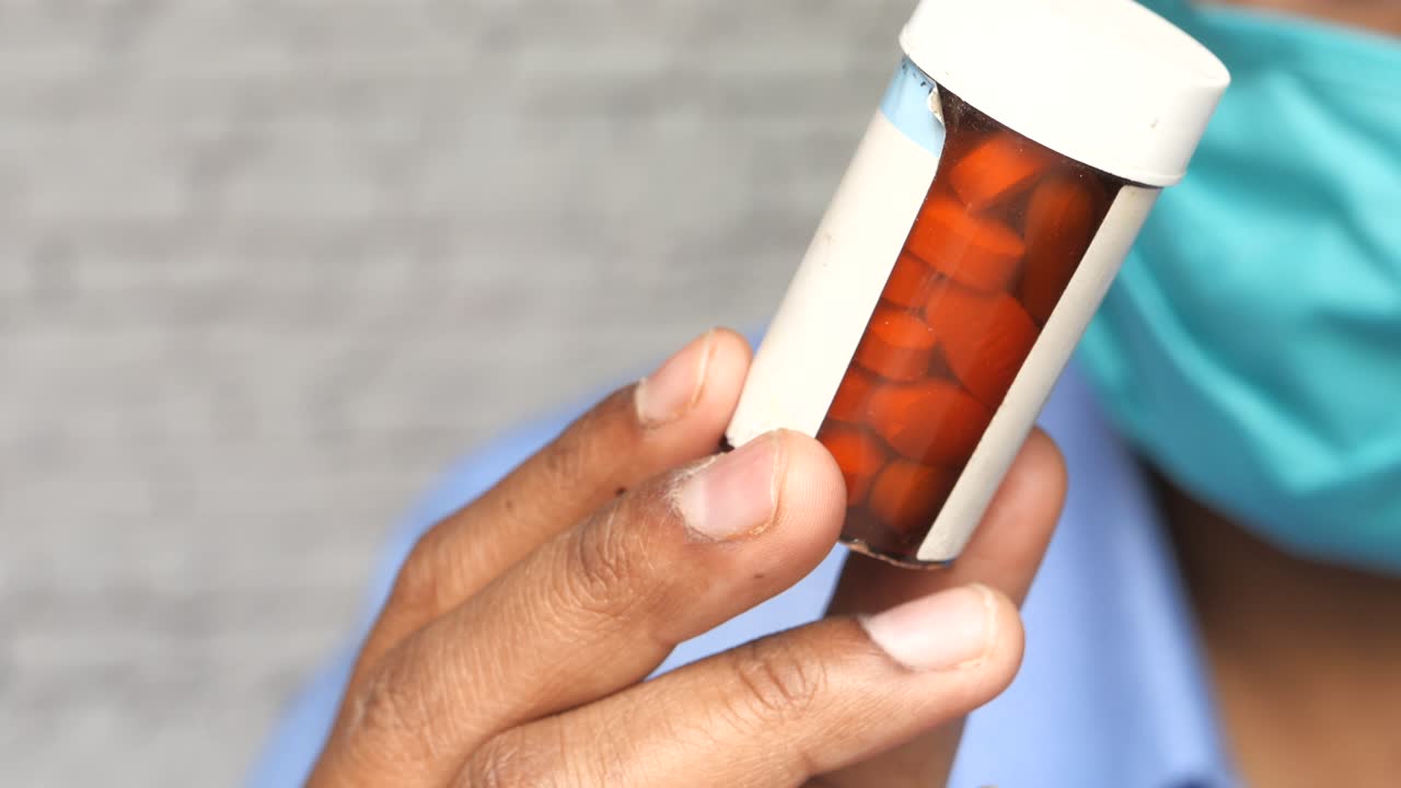 약 병 을 들고 있는 사람