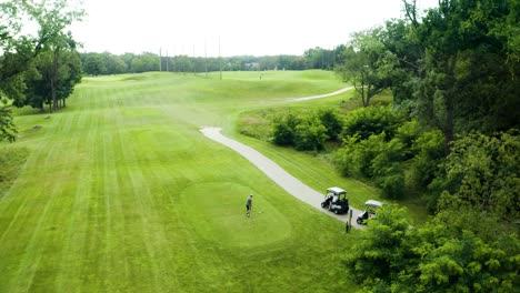 Drohnenaufnahmen-Von-Golfspielern-Beim-Abschlagfahren