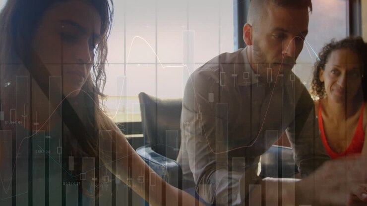 Animazione dell'elaborazione dati su diverse persone del mondo aziendale che parlano