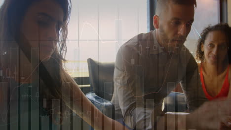 animación del procesamiento de datos sobre diversas personas de negocios hablando