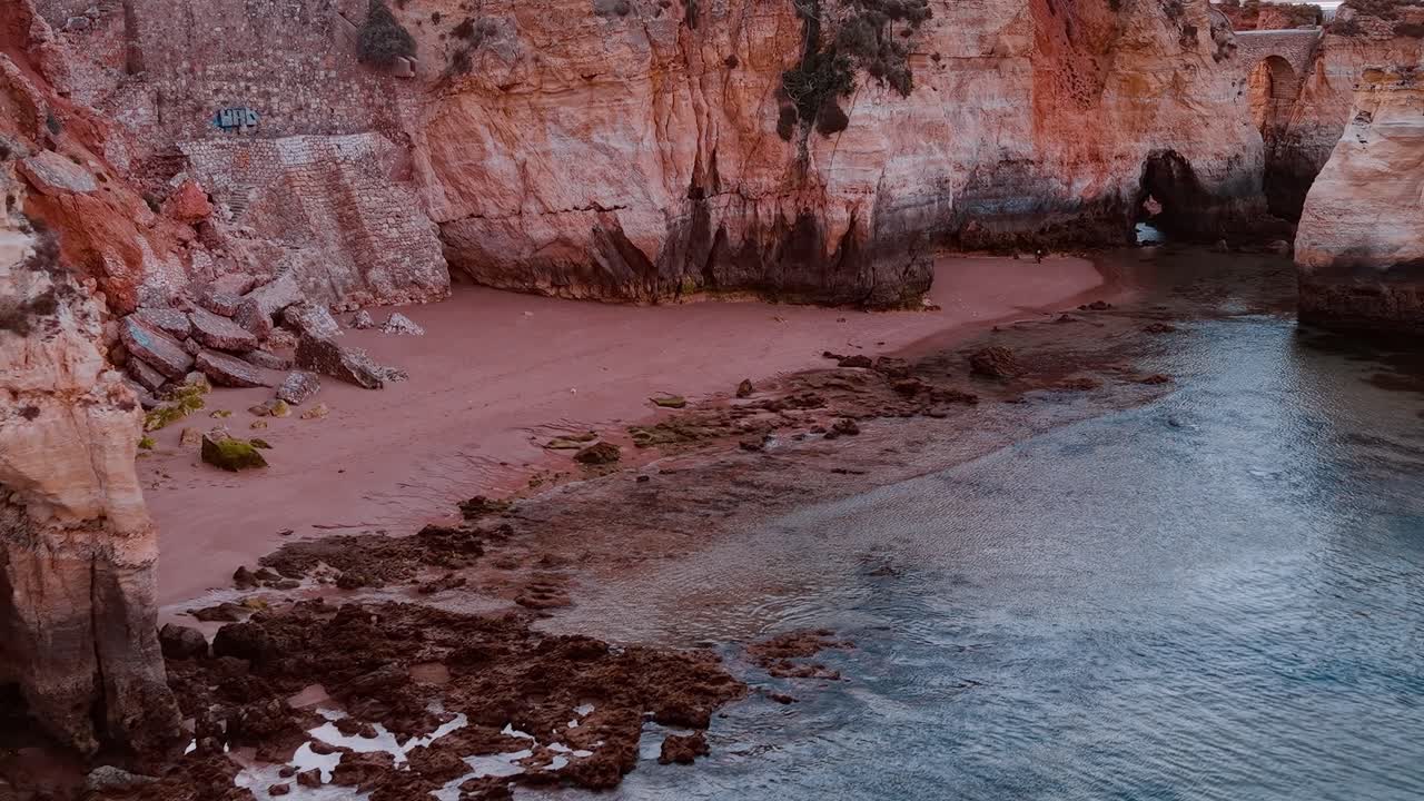 Preciosa playa y formaciones rocosas en la costa de Portugal al atardecer
