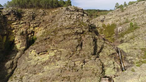 Naturkatastrophe.-Wasserfall-Mit-Niedrigem-Wasserstand