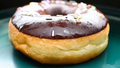 vista lateral sabor a chocolate donut girando