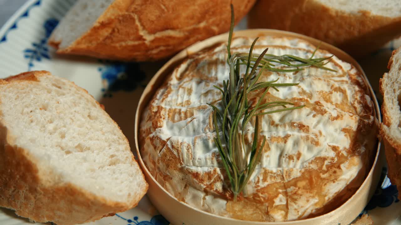 로즈마리 와 바게트  ⁇  을 넣은 구운 프랑스 카망베르트 를 천천히  ⁇ 어
