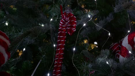 árbol-De-Navidad-Con-Luces-De-Colores-Y-Adornos