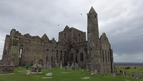 Toma-Panorámica-Izquierda-De-La-Roca-De-La-Ruina-De-La-Catedral-De-Cashel-En-El-Condado-De-Tipperary,-Irlanda-Del-Sur