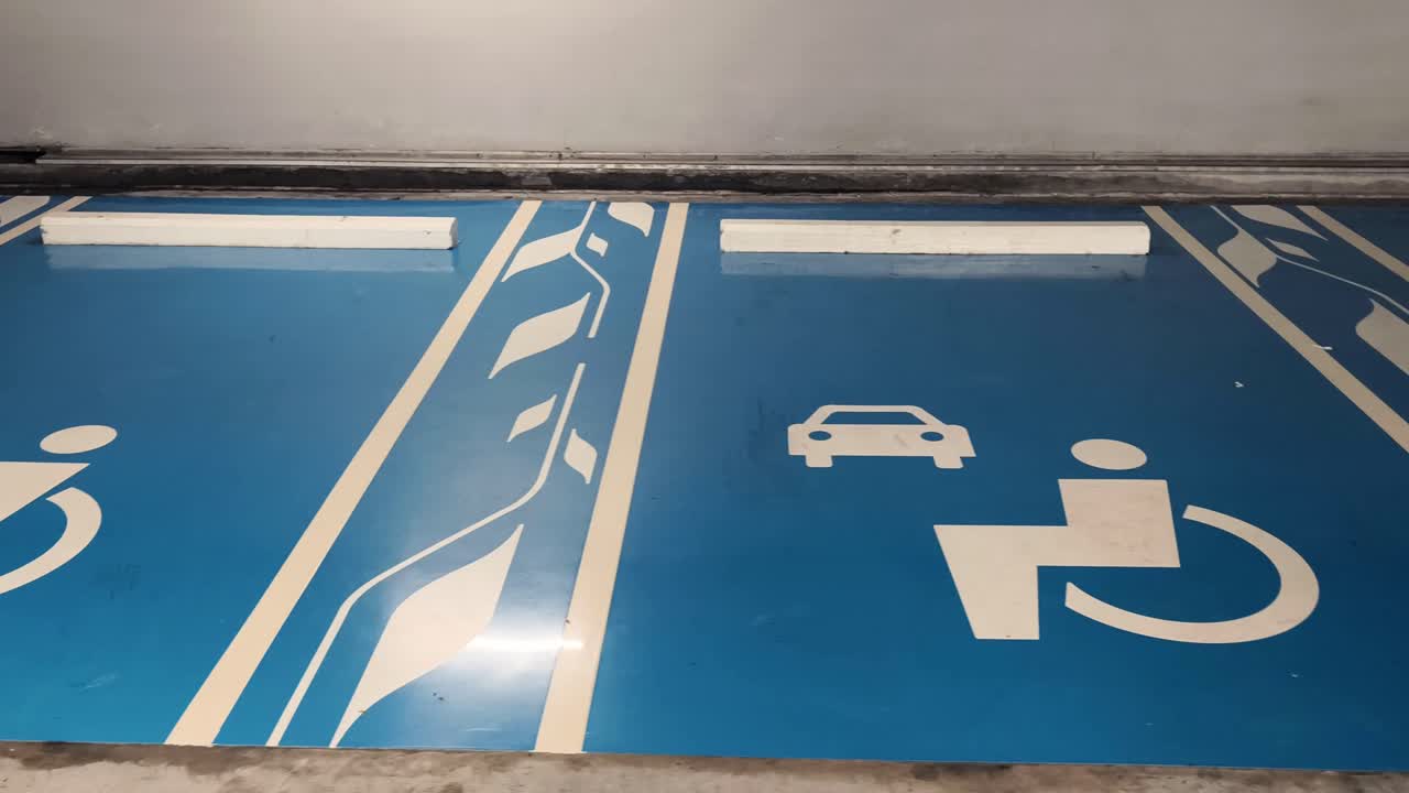 estacionamiento con plazas de estacionamiento para discapacitados y prioritarios