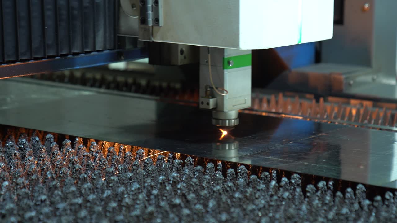 Lamiera d'acciaio tagliata da una macchina CNC in un impianto industriale di lavorazione dei metalli, primo piano