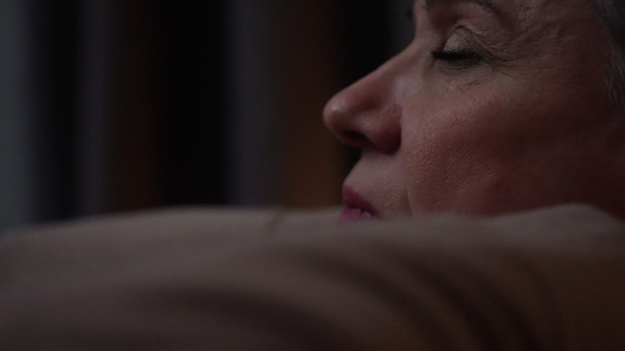 mujer preocupada en su dormitorio