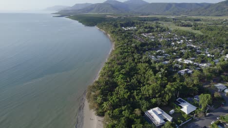 Alojamiento-Frente-Al-Mar-A-Lo-Largo-Del-Tramo-De-Playa-De-Cuatro-Millas-En-Port-Douglas,-Queensland