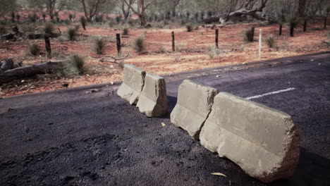 viejos bloques de barreras viales de hormigón oxidados