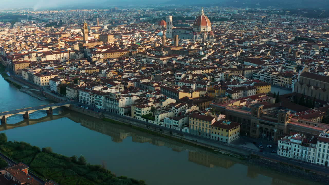 Vista aerea del fiume Arno, un'inclinazione rivela il Duomo di Firenze