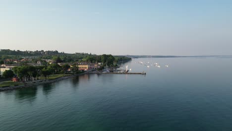 Ciudad-Escénica-Y-Puerto-En-Lago-Di-Garda,-Lago-De-Garda-En-Italia