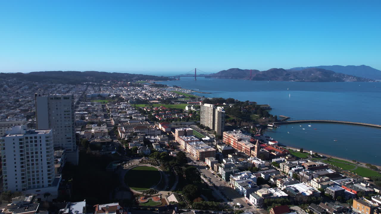 샌프란시스코 베이, 러시안 힐 이웃, 포트 메이슨, 골든 게이트 브릿지