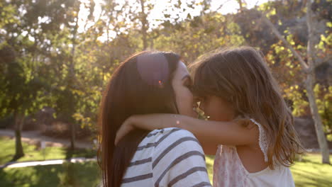 secuencia en cámara lenta de madre abrazando a su hija en el parque