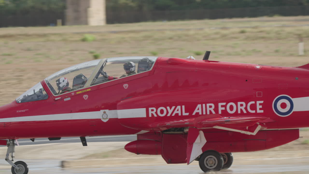 Jet delle Frecce Rosse della Royal Air Force in rullaggio sull'aeroporto con i piloti