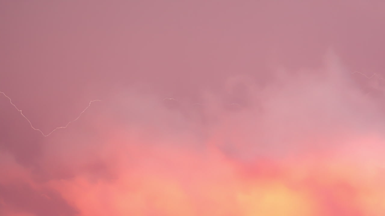 여름 폭풍 동안 불타는 구름에서 번개 방출