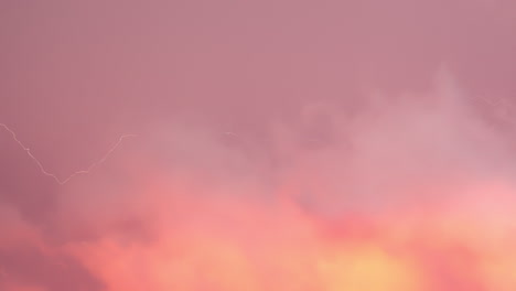 descarga de relámpagos en nubes de fuego durante la tormenta de verano