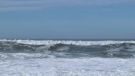 Olas-Medianas-Rompiendo-Contra-La-Costa-Y-La-Playa-En-Portugal