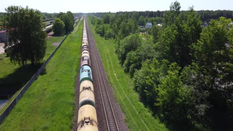 antena siguiendo un largo tren en movimiento con vagones de líquido