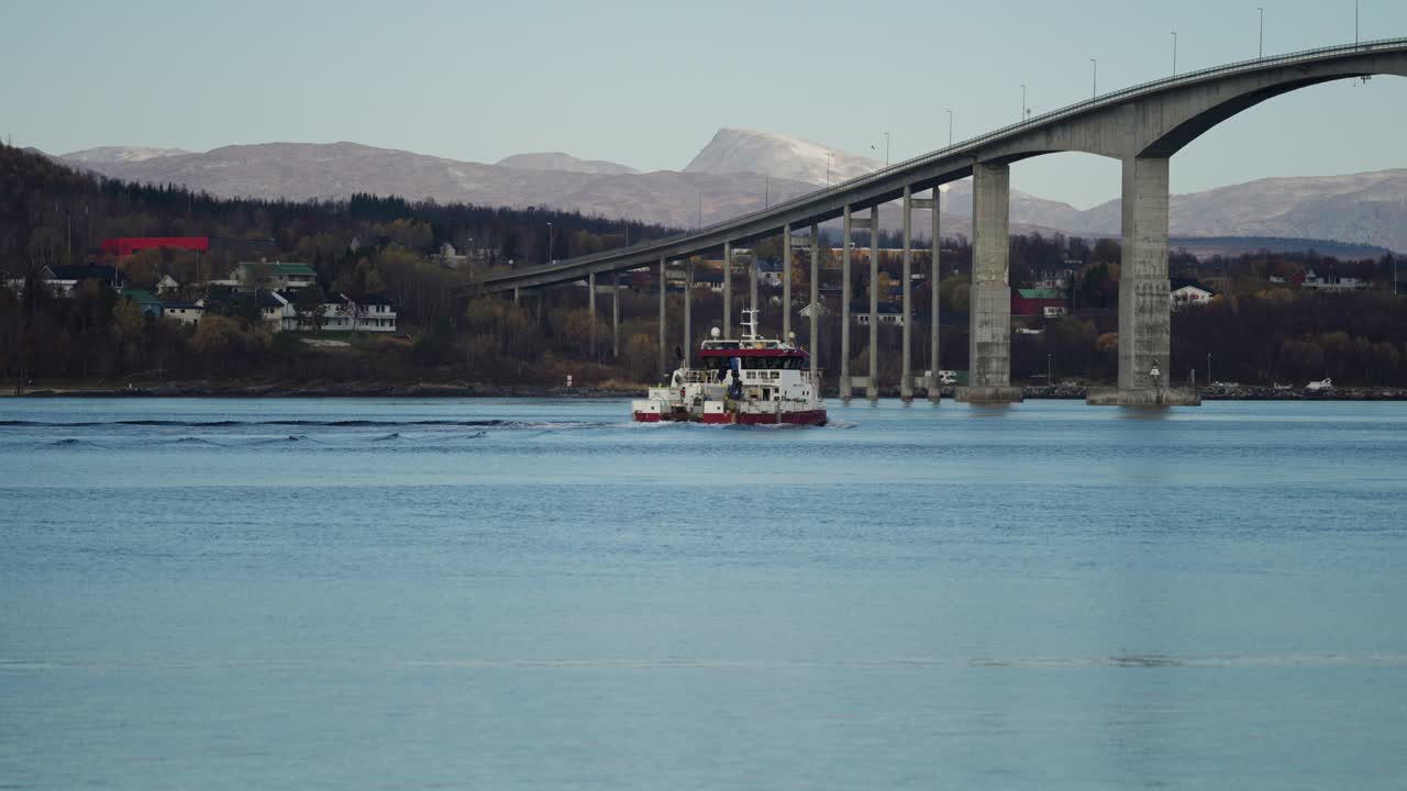 노르웨이 센자 섬 근처 다리 아래를 지나가는 어선