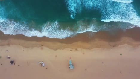 Schaumig-Rauschende-Meereswellen-Am-Tropischen-Strand,-Tourist-Am-Sandstrand