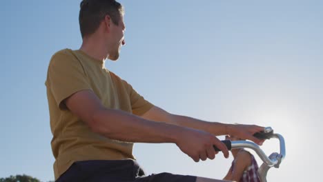 Young-adult-couple-relaxing-at-the-seaside