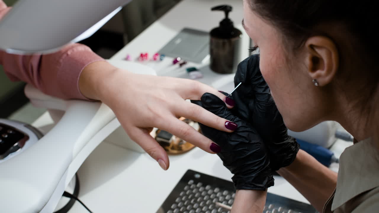여성이 손집에서 매니큐어를 받고 있습니다.