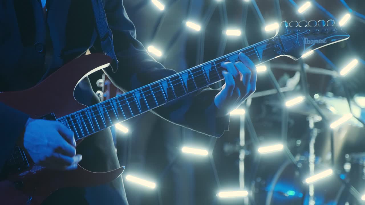 コンサートのステージで聴衆をらすギター奏者