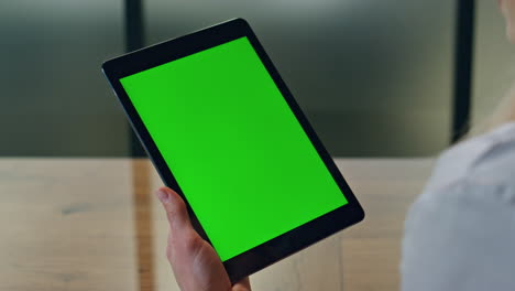 Manager-Berührt-Im-Büro-Mit-Dem-Finger-Ein-Greenscreen-Tablet.-Frau-Verwendet-Chromakey-Registerkarte