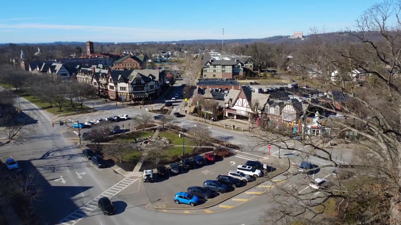 Ripresa con drone di Mariemont, Ohio, un sobborgo di Cincinnati con un centro pittoresco e antico.