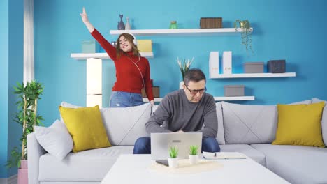 una chica hablando en voz alta por teléfono molesta a su padre mientras trabaja.