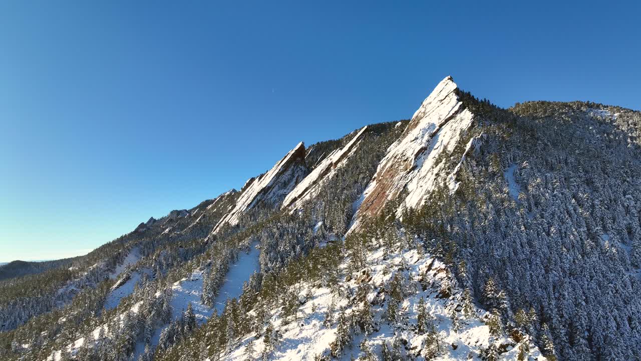 Montagne Flatiron innevate a Boulder, Colorado, USA, in una luminosa giornata invernale