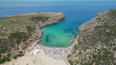 Playa-De-Arena-De-Cala-Domestica-Y-Cala-Azul-En-Cerdeña,-Italia---Antena-4k