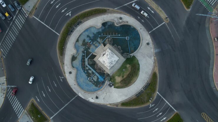 Toma aérea cenital ascendiendo sobre el Monumento a los Españoles en Buenos Aires al anochecer