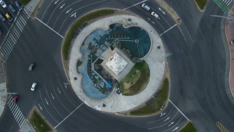 toma aérea de arriba hacia abajo elevándose sobre el monumento de los españoles en buenos aires al atardecer.