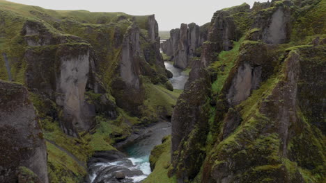 Antena:-Volando-A-Través-Del-Cañón-Fjadrargljufur-En-Islandia