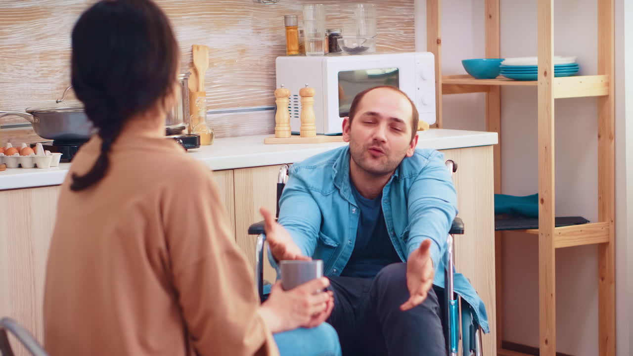 hombre discapacitado en silla de ruedas