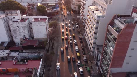 avance aéreo sobre la concurrida calle de buenos aires al atardecer, argentina