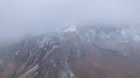 Hiperlapso-De-La-Zona-Más-Alta-De-Una-Montaña,-Cerca-De-Los-Glaciares