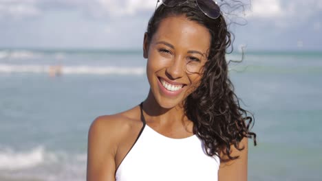 Laughing-woman-in-swimsuit-on-beach