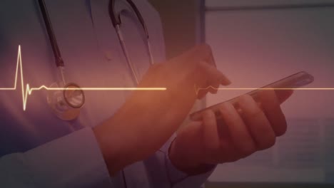 monitor de frecuencia cardíaca brillante rojo contra la sección media del médico masculino que usa un teléfono inteligente