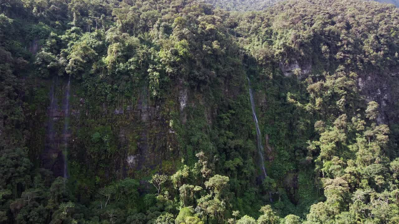 cataratas en una empinada montaña de la selva en bolivia, yungas rd aérea