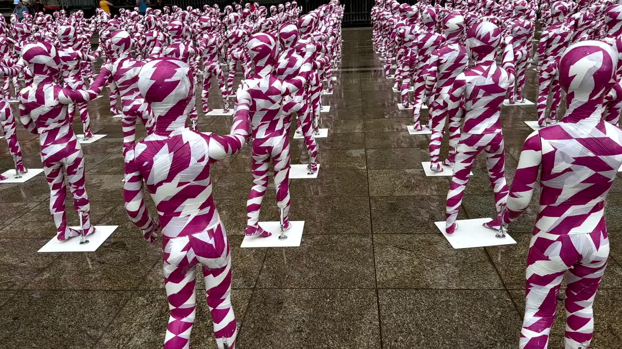 독일  ⁇ 른 의 광장 에 있는 분홍색 과  ⁇ 색 인형 들 의 근접 촬영 - 강간 당한 어린이 들 의 수, 미술 작품 - 침 ⁇  의 바다 에서 깨진 영혼 들