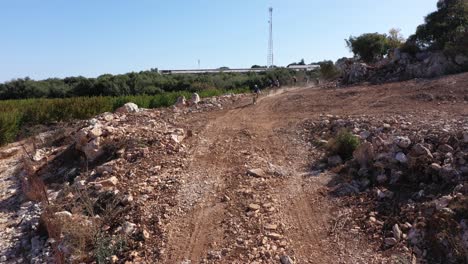 La-Gente-Anda-En-Bicicleta-En-La-Naturaleza