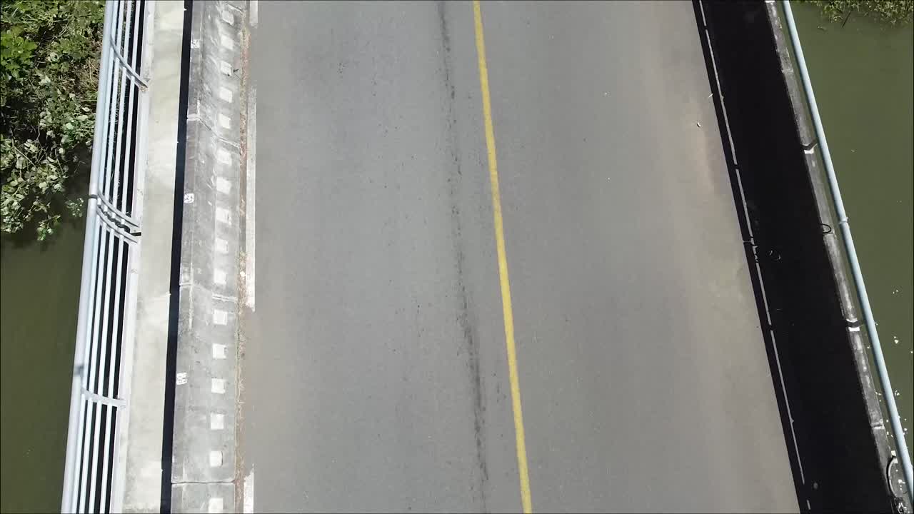 largo puente de cemento sobre un embalse en costa rica, video aéreo