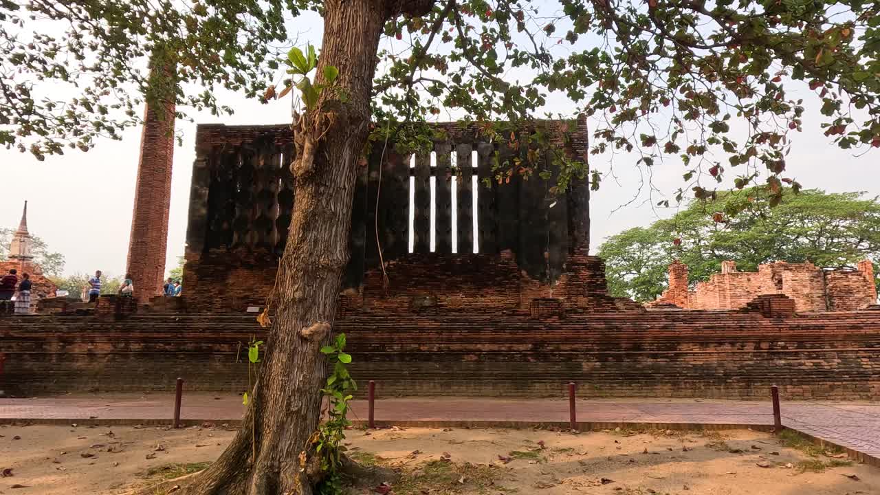 역사적인 사원 폐허의 느린 파노라마 뷰