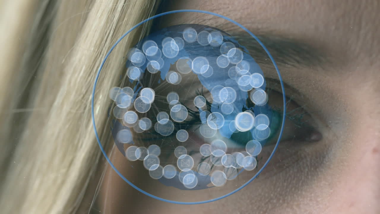 배경에 있는 파란 눈 위에 회전하는 글로벌 네트워크와 데이터