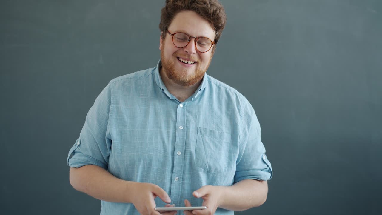 모바일 게임을 하는 남자